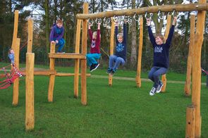 Kinder spielen im Außengelände