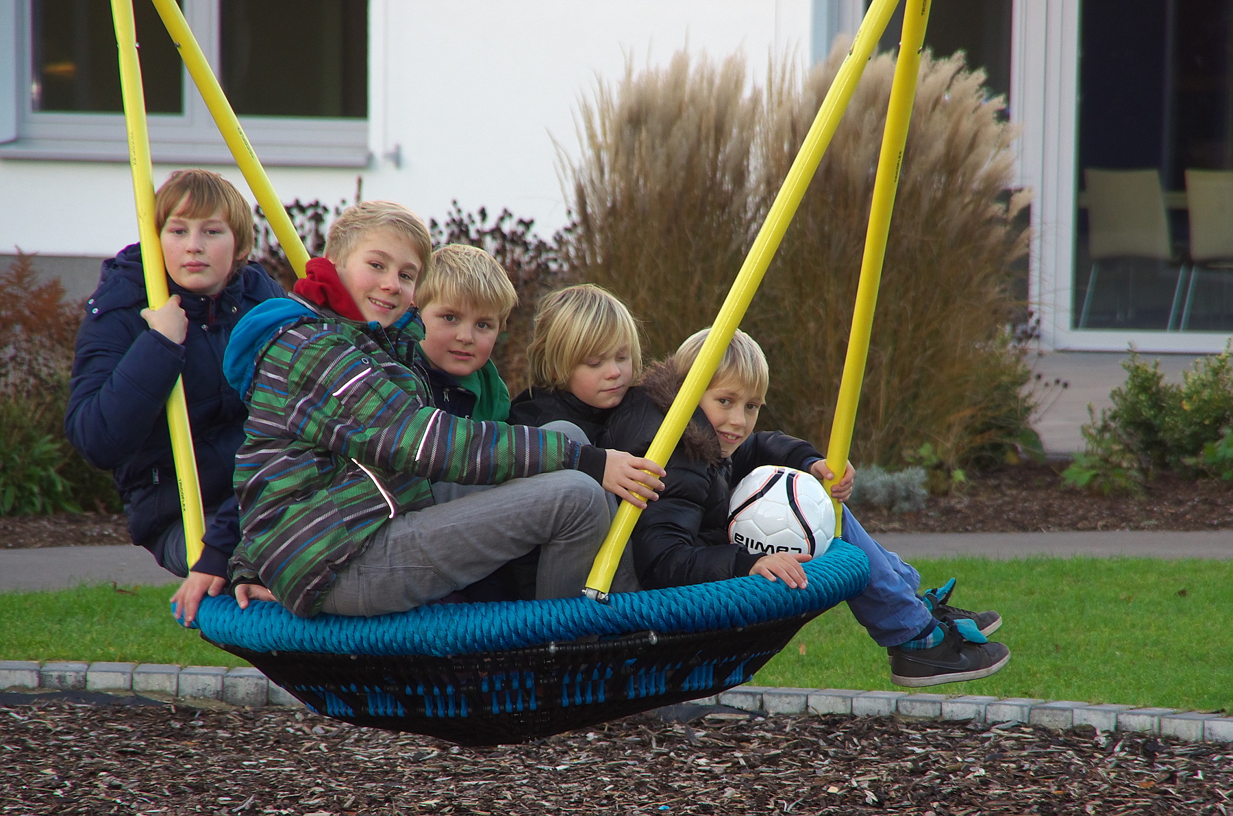 Kinder spielen im Außengelände