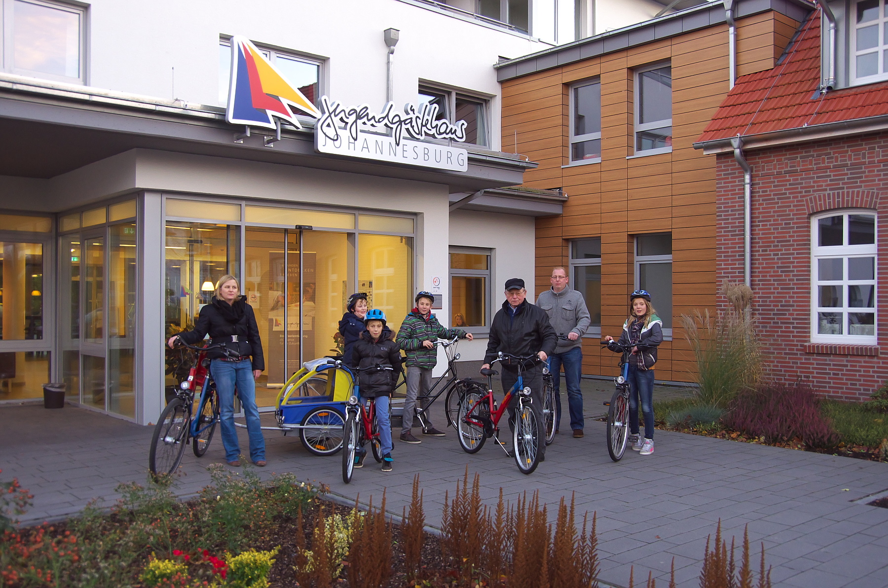 Familie mit Fahrrädern, Radreise